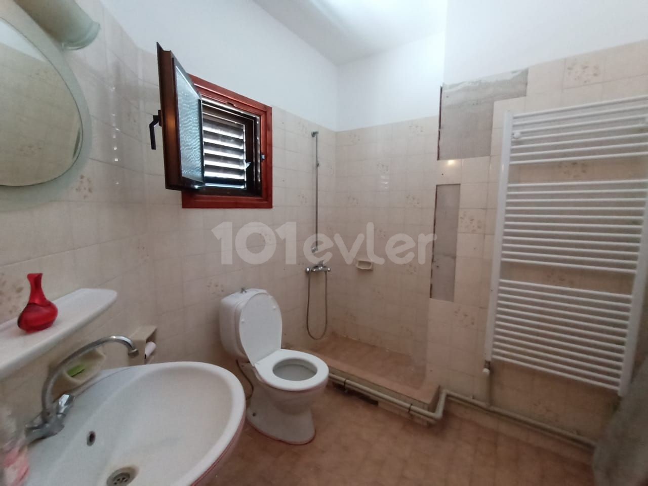 Girne'de ferah, aydınlık 4+1 villa