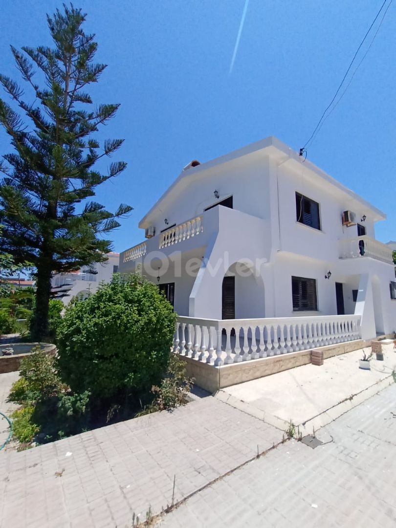 Girne'de ferah, aydınlık 4+1 villa