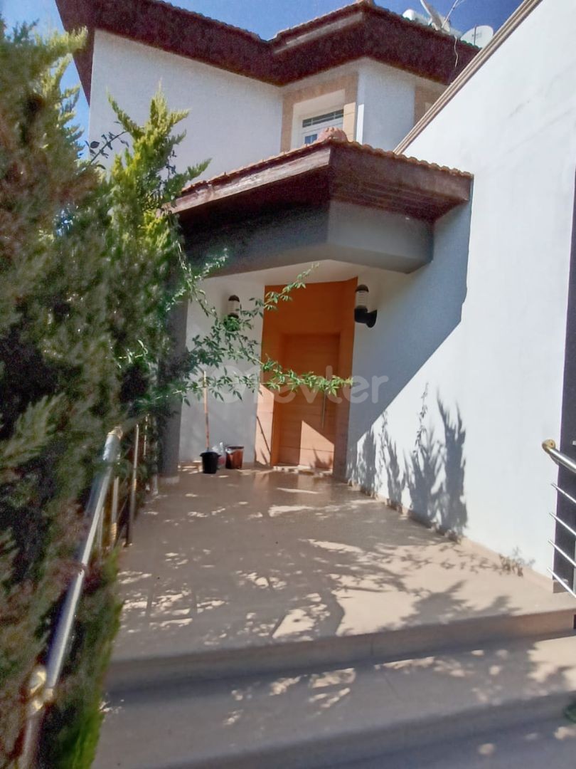 Girne Çatalköy mevkiinde 3+1 villa. güzel deniz ve dağ manzarasına sahip.