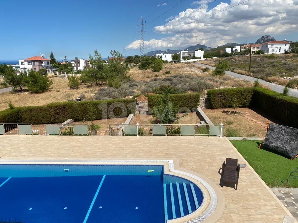 3+1 villa in Kyrenia Chatalköy. schöne Aussicht auf das Meer und die Berge. ** 
