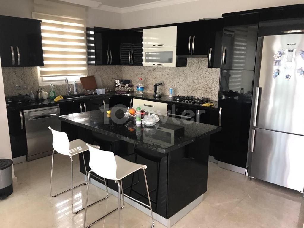 Girne Çatalköy mevkiinde 3+1 villa. güzel deniz ve dağ manzarasına sahip.