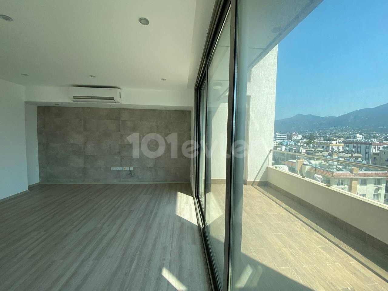 3-Zimmer-Penthouse-Duplex-Wohnung mit Blick auf den neuen Hafen und das Meer im Zentrum von Kyrenia ** 