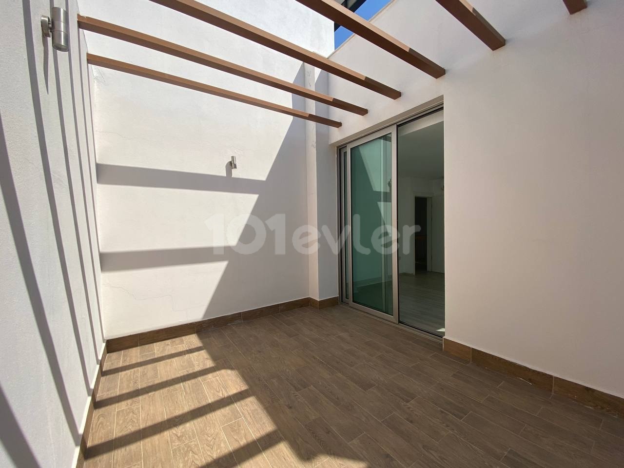 3-Zimmer-Penthouse-Duplex-Wohnung mit Blick auf den neuen Hafen und das Meer im Zentrum von Kyrenia ** 