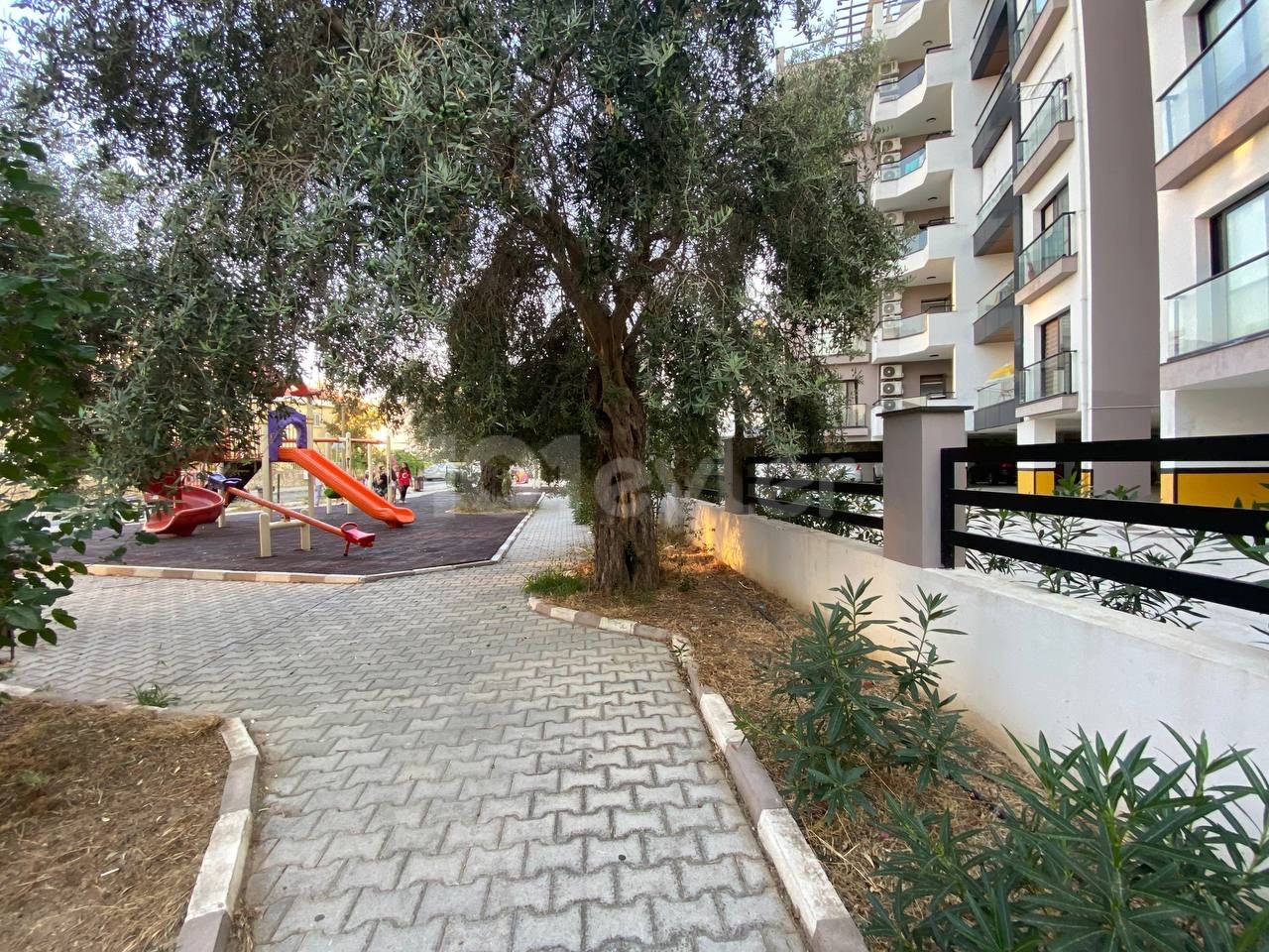 Unsere zentrale Wohnung mit 2 Schlafzimmern in der Nähe des Piabella Hotels und des neuen Einkaufszentrums im Zentrum von Kyrenia, in der Nähe des Kinderparks ** 