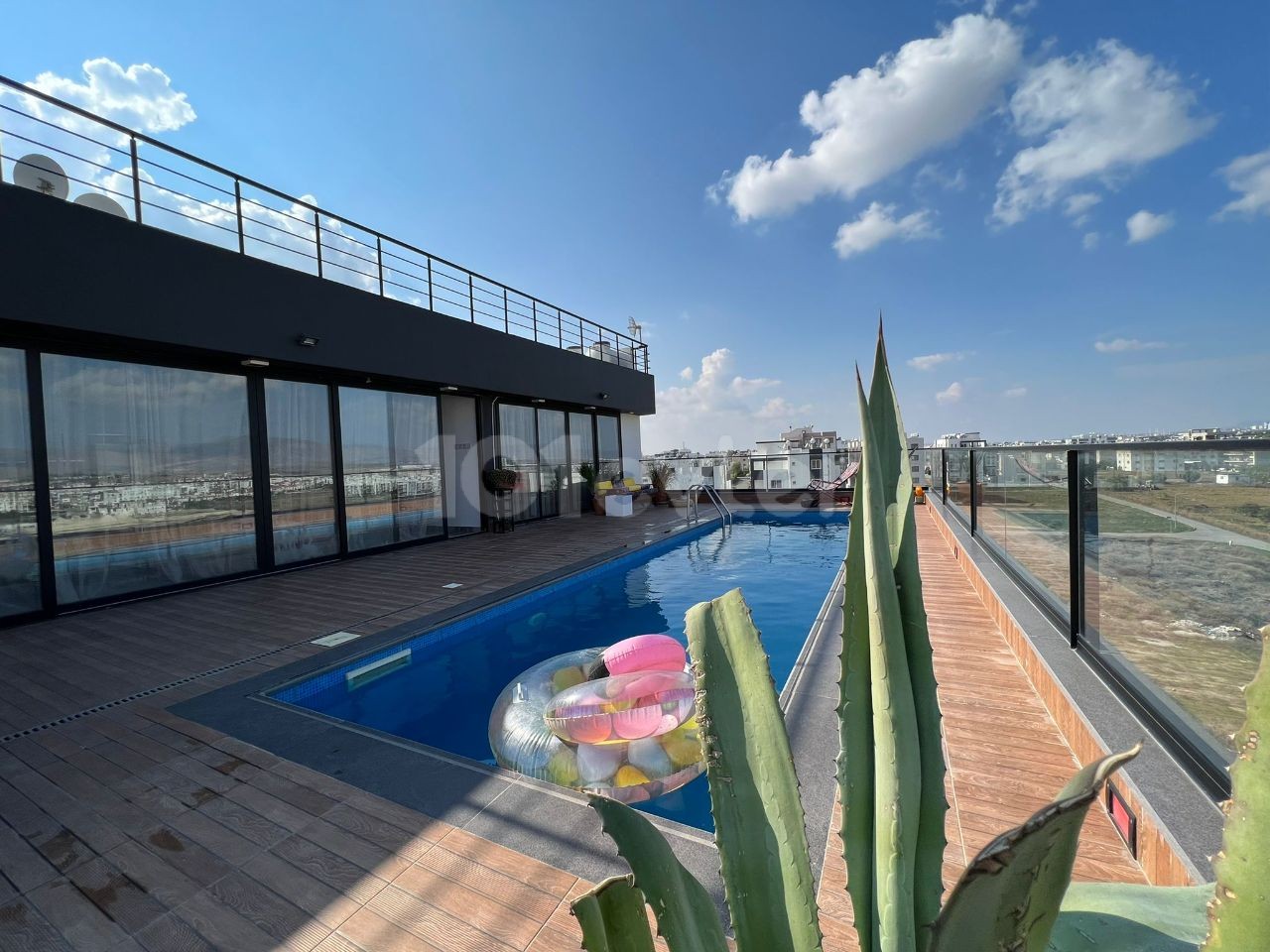 Penthouse 100m2 with terrace and swimming pool. 