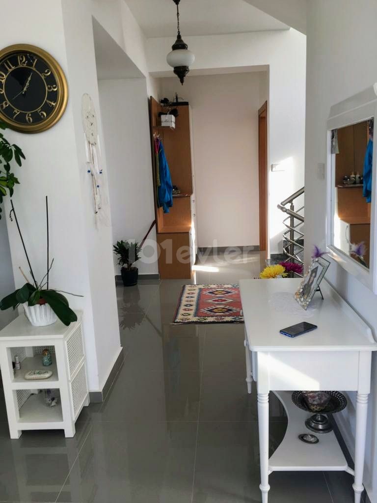 Alsancak'ta 200 m² yüzme havuzlu güzel 4+1 kiralık villa.