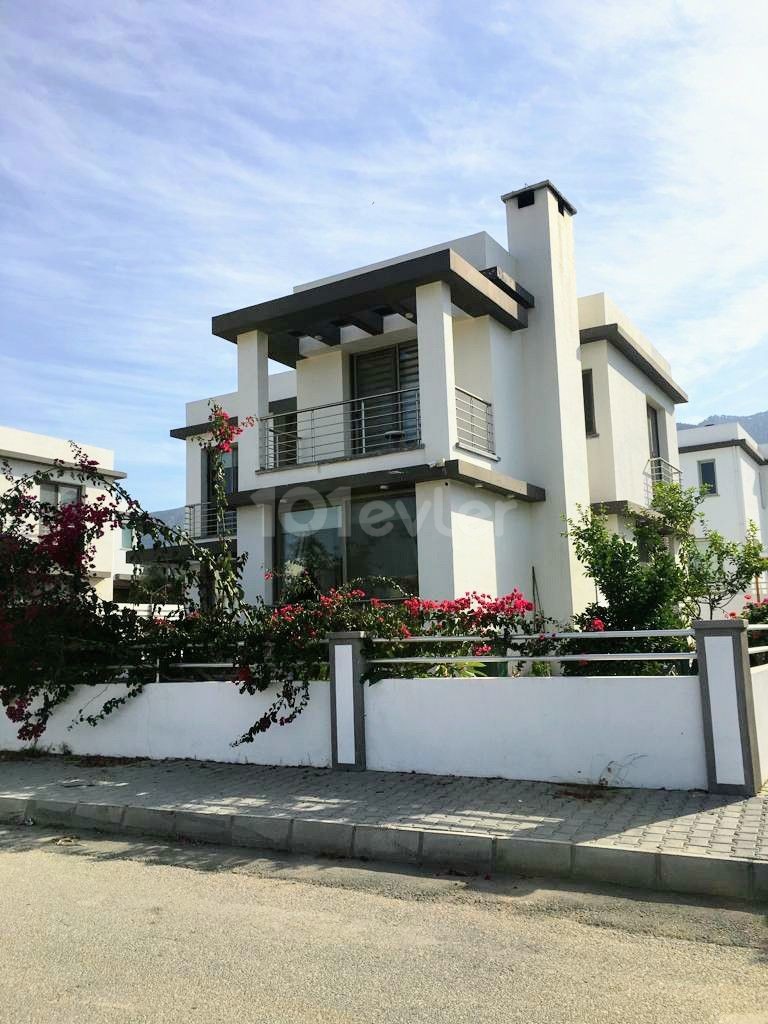 Alsancak'ta 200 m² yüzme havuzlu güzel 4+1 kiralık villa.