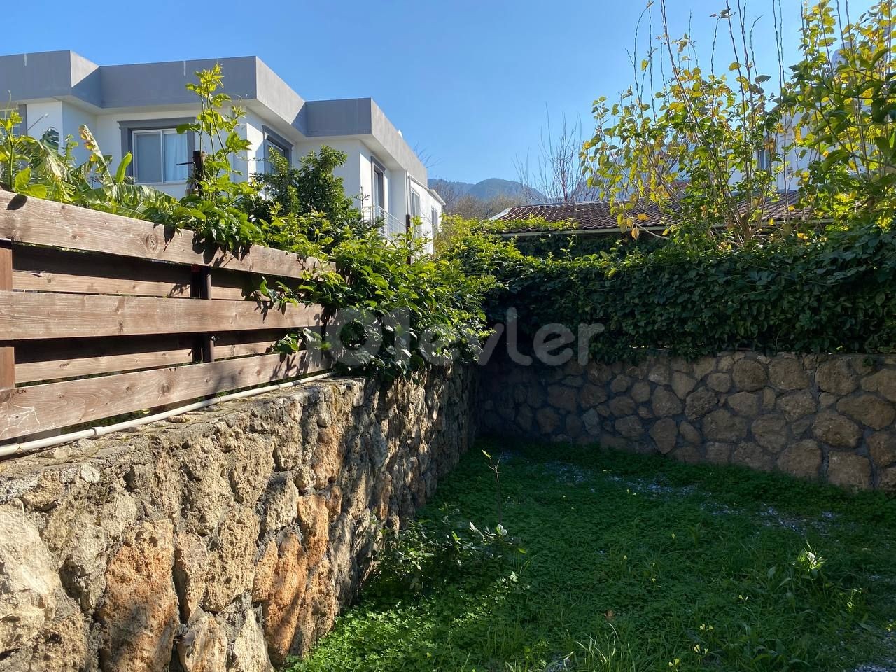 Kyrenia Karaoğlanoğlu Border with its proximity to the Ring Road and Lower Road, with its proximity to everywhere and walking distance to the sea.