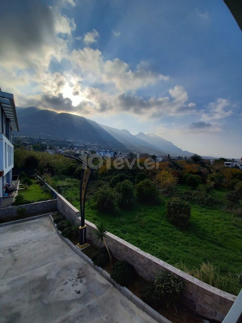 Girne Lapta'da Havuzlu Bakımlı Bir Site İçerisinde Bulunan Dağ ve Deniz Manzaralı  1 Yatak Odalı Konforlu  Dairemiz