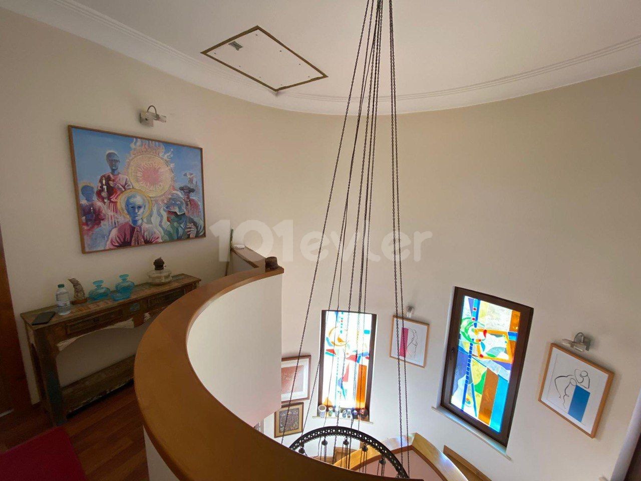 خانه 4 خوابه سه‌بلکس ما در اورتاکوی، نیکوزیا، طراحی شده توسط هنرمند، می‌تواند هم به‌عنوان فضای نشیمن و هم برای تجاری استفاده شود.