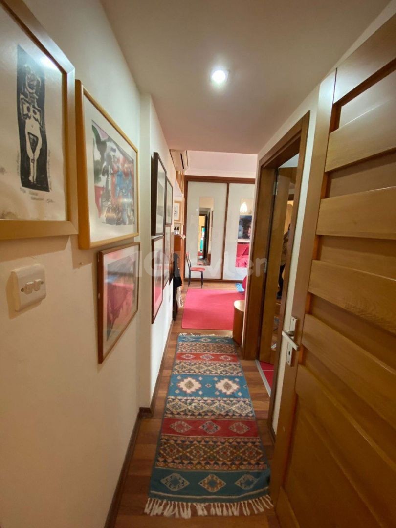 خانه 4 خوابه سه‌بلکس ما در اورتاکوی، نیکوزیا، طراحی شده توسط هنرمند، می‌تواند هم به‌عنوان فضای نشیمن و هم برای تجاری استفاده شود.