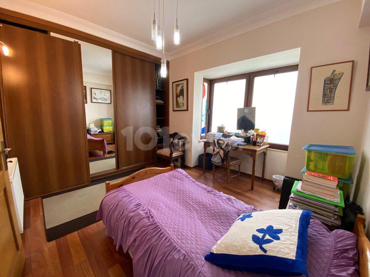 Unser 4-Schlafzimmer-Triplex-Haus in Ortakoy, Nikosia, das sowohl als Wohnraum als auch gewerblich genutzt werden kann, wurde von dem Künstler entworfen.