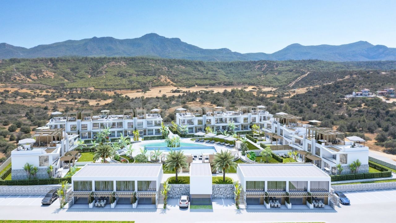 Kyrenia Esentepe 2 & 3 Schlafzimmer Central Sunbed Shared Pool mit Sonnenliegen Back Mountain Front Open to the Sea Unser neues Projekt