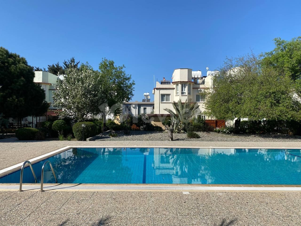 Kyrenia Karaoglanoglu 3-Schlafzimmer-Doppelvilla mit Gazebo-Pool und offenem Feld in Kyrenia Karaoglanoglu