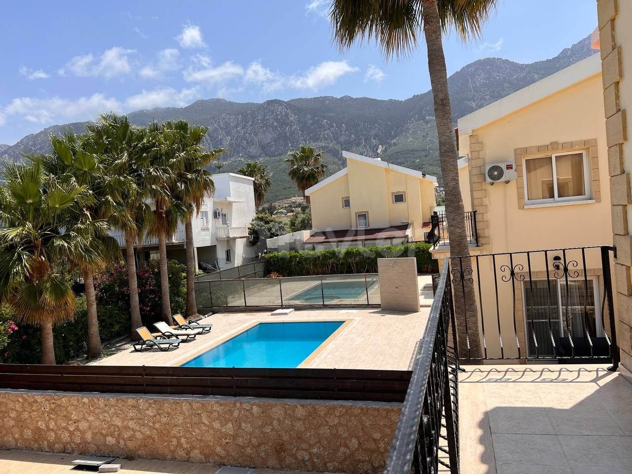 Unser Maisonette-Haus mit 2 Schlafzimmern, freistehendem Pool und Berg- und Meerblick in Girne Lapta