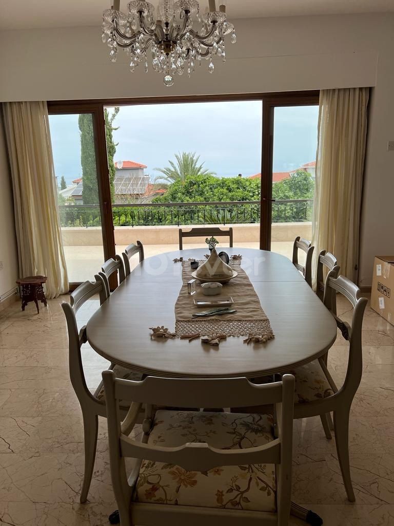 Unser Maisonette-Haus mit 2 Schlafzimmern, freistehendem Pool und Berg- und Meerblick in Girne Lapta