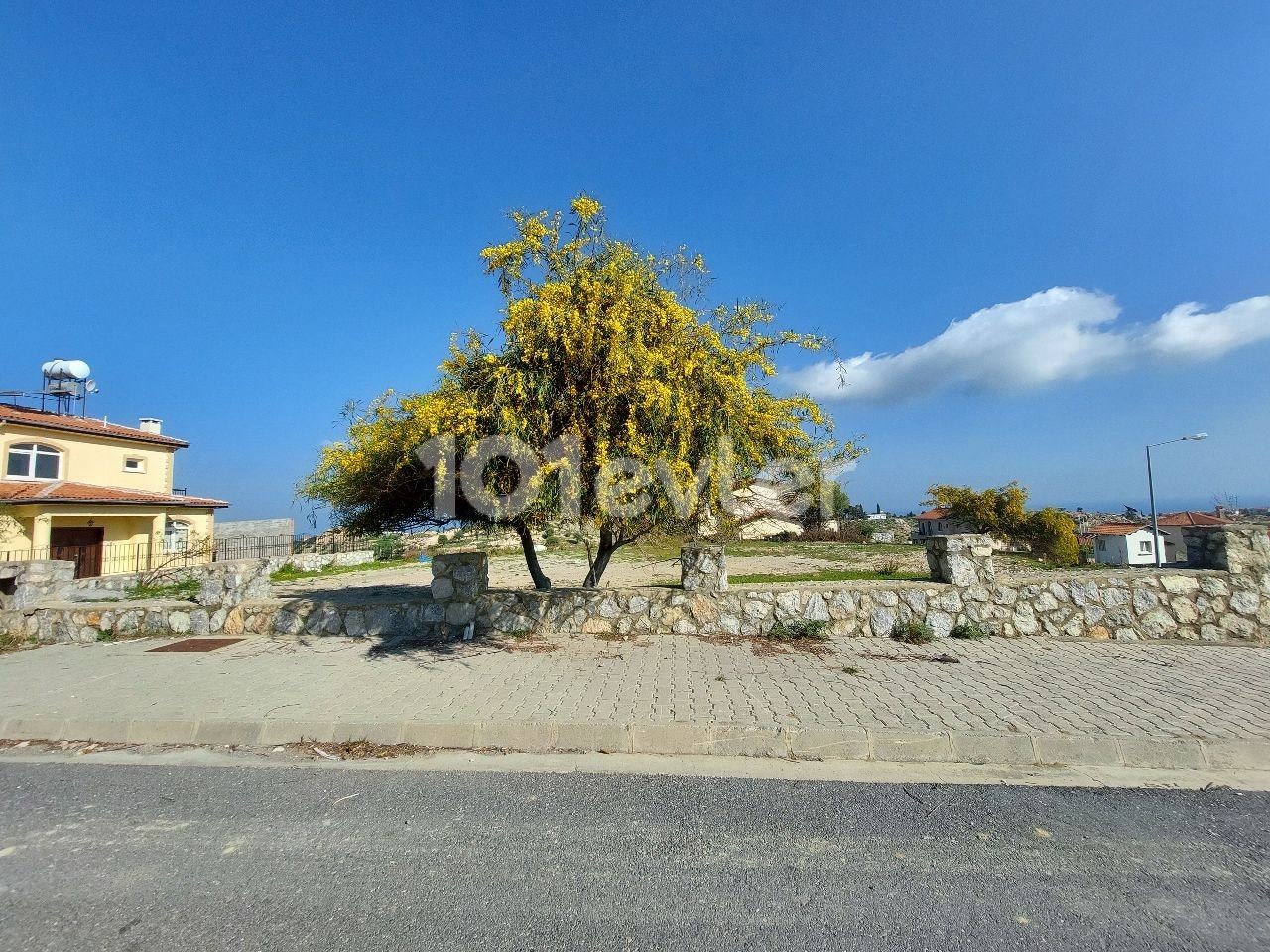 Girne ARAPKÖY'de satılık muhteşem konumlu önü kesilmez deniz manzaralı arsa