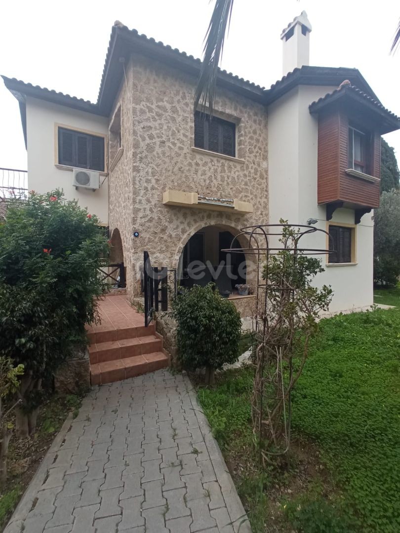 Girne Ozanköy'de aylık ödemeli kiralık 3+1 villa 