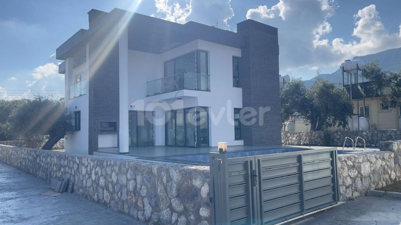 Girne Zeytinlik'te Taşınmaya Hazır 4 Yatak Odalı Satılık Villa