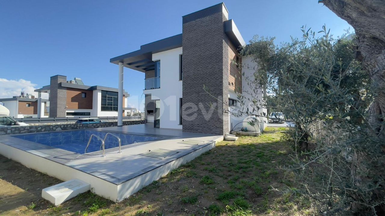 Girne Zeytinlik'te Taşınmaya Hazır 4 Yatak Odalı Satılık Villa