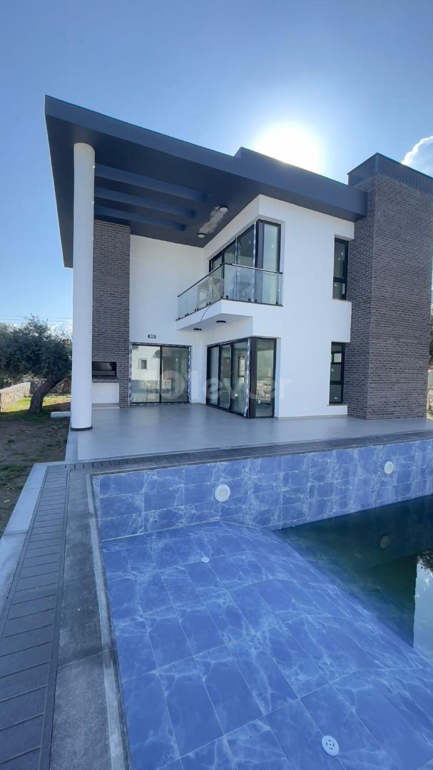 Girne Zeytinlik'te Taşınmaya Hazır 4 Yatak Odalı Satılık Villa