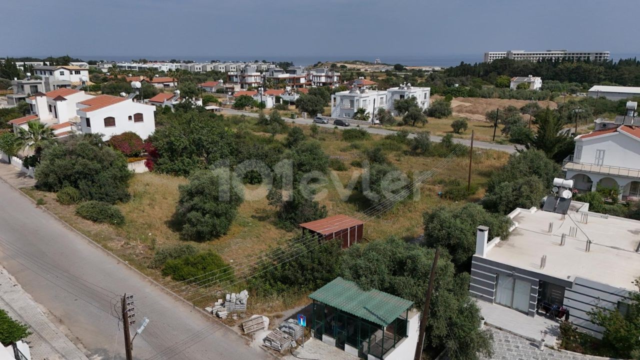 1 decare of land for sale in a central location, 500 meters from the sea in Çatalköy