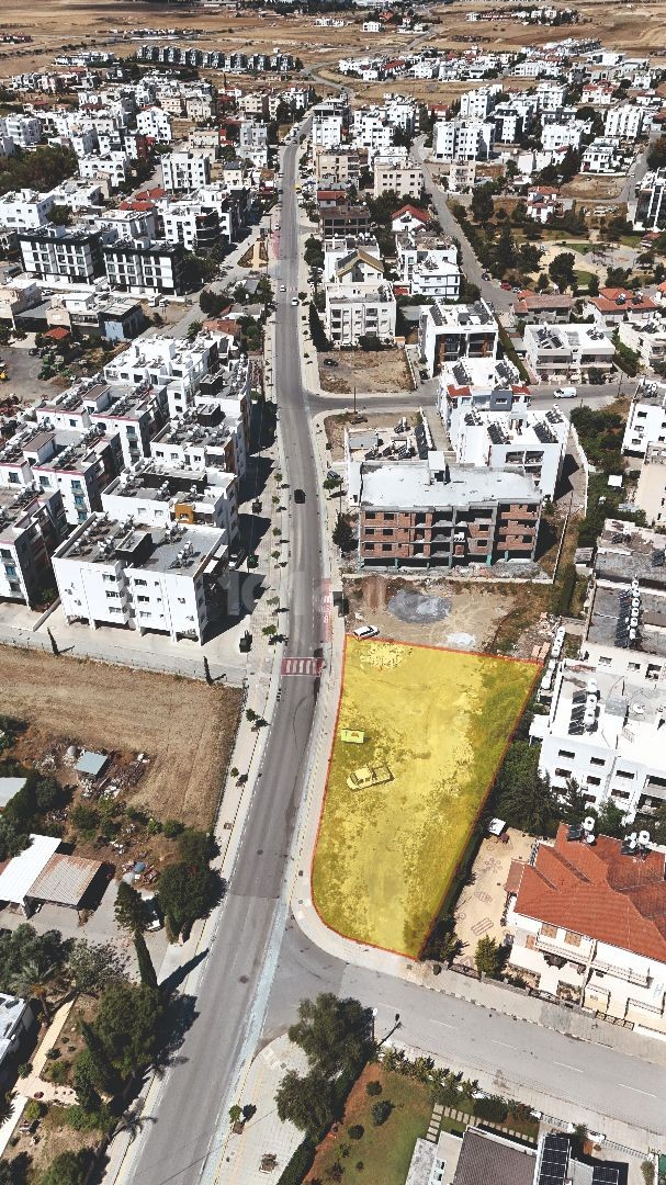900 m² großes Grundstück mit Wohngebiet an der Hauptstraße von Gönyeli, auf dem 16 Wohnungen gebaut werden können