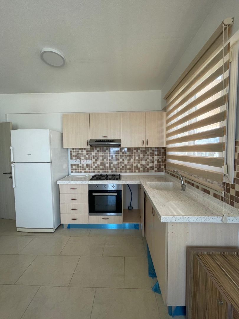 FULLY FURNISHED 2 + 1 APARTMENT FOR RENT TO A STUDENT WITH SEA AND MOUNTAIN VIEWS IN THE CENTER OF KYRENIA ** 