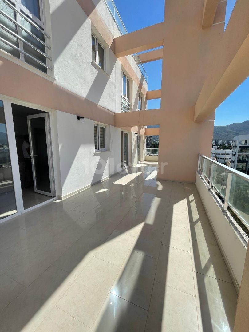 VOLL MÖBLIERTE 2 + 1 WOHNUNG ZUR MIETE FÜR STUDENTEN MIT MEER-UND BERGBLICK IM ZENTRUM VON KYRENIA ** 