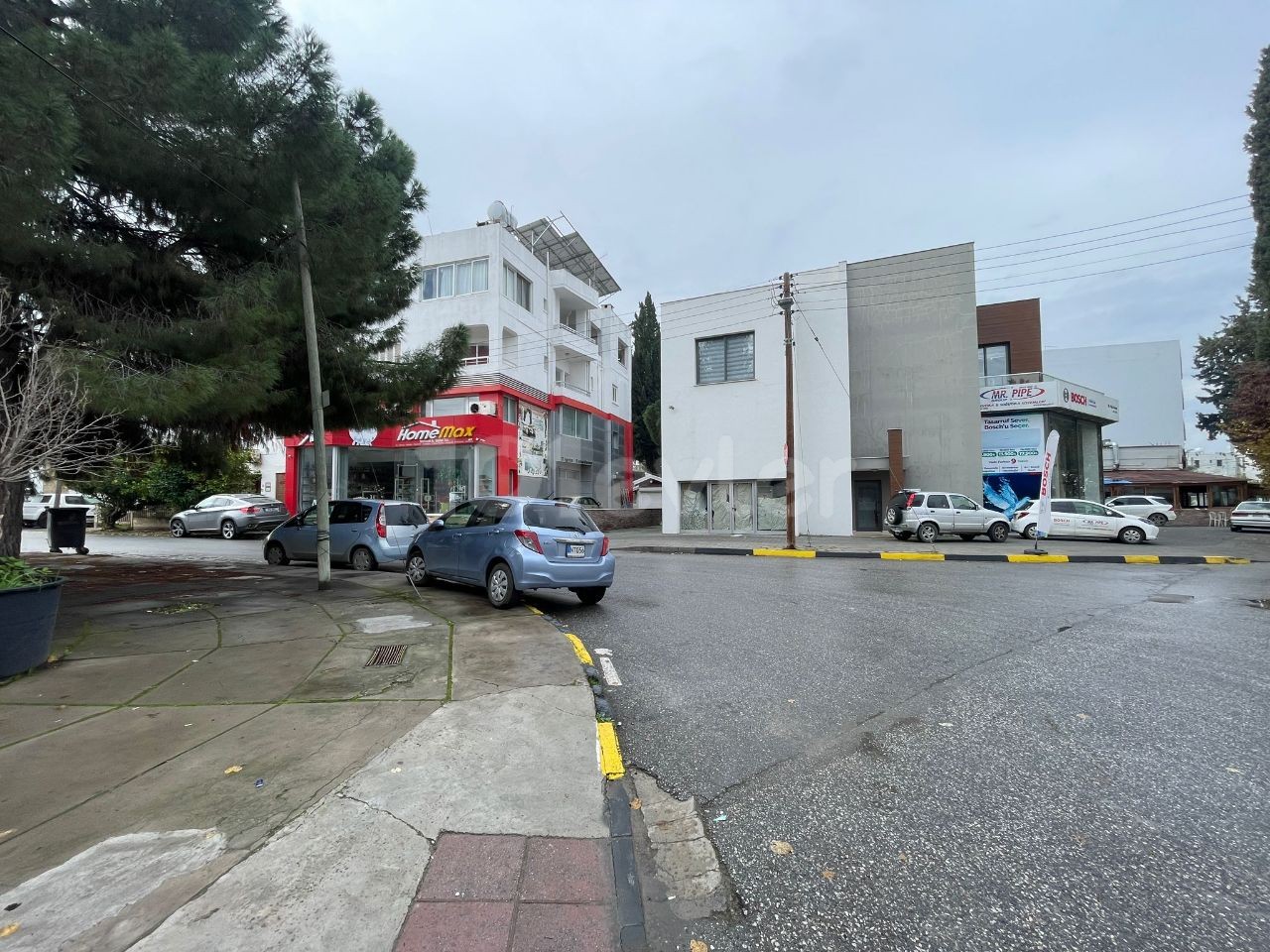 ARBEITSPLATZ ZU VERMIETEN IN DER BEDRETTİN DEMİREL AVENUE, NIKOSIA, IN DER NÄHE DES EINKAUFSZENTRUMS ÖNDER MIT HOHEM ZEICHENWERT