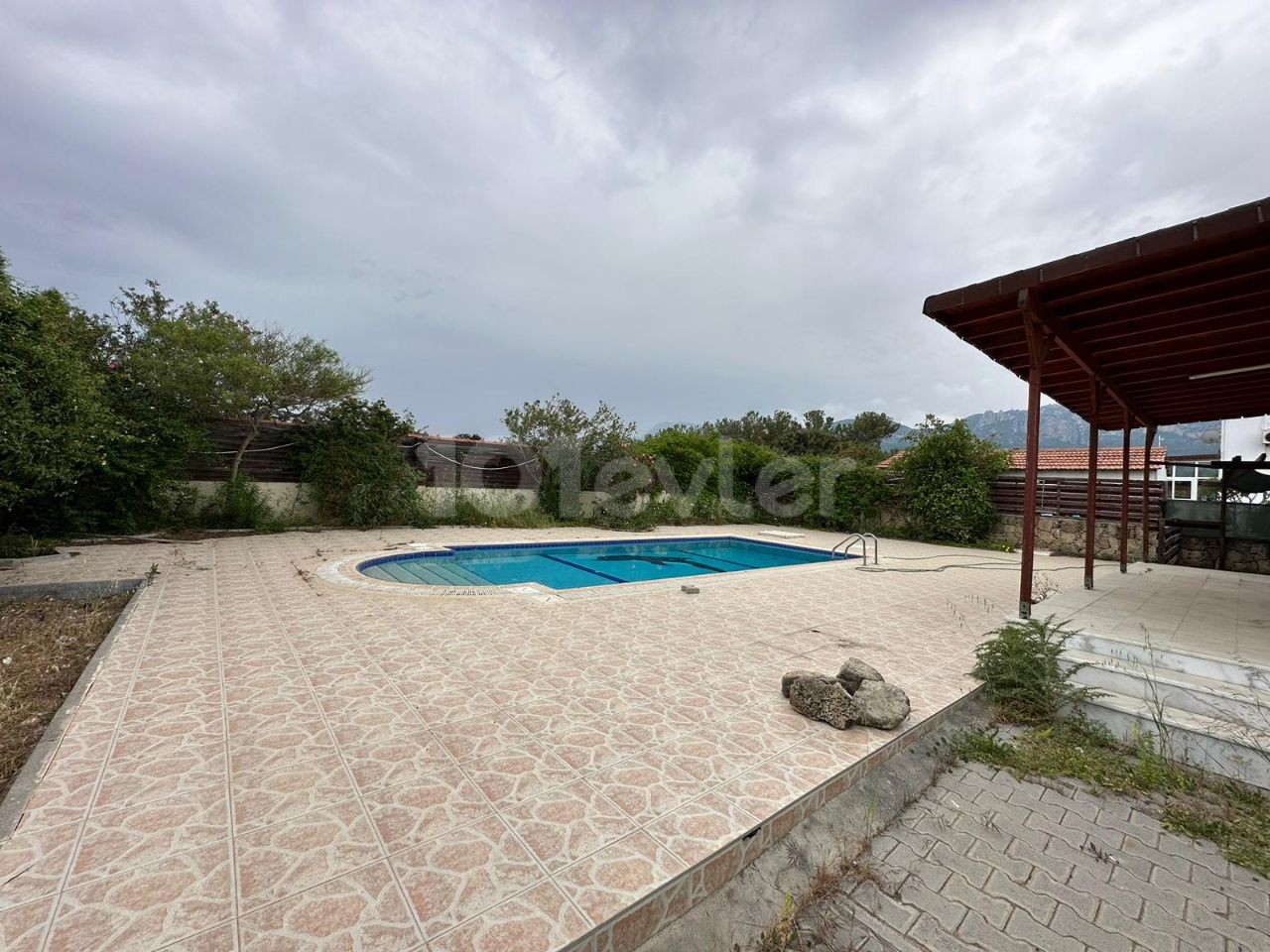 VILLA WITH 3+1 PRIVATE POOL FOR RENT IN GİRNE KARAOĞLANOĞLU REGION