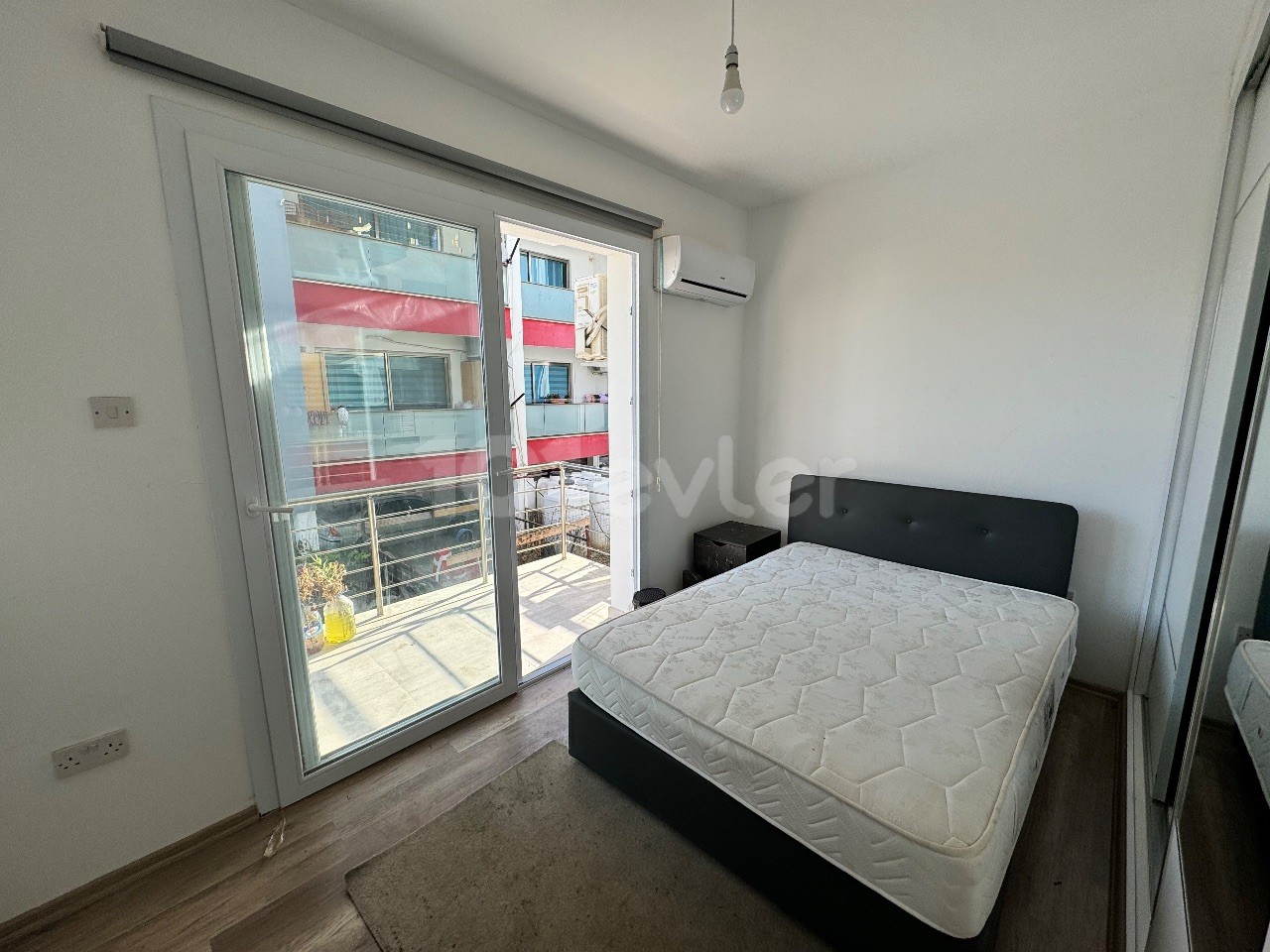 LEFKOŞA GÖNYELİ BÖLGESİNDE ANA CADDE ÜZERİ KİRALIK 2+1 EŞYALI DAİRE