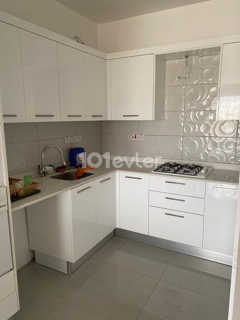 LEFKOŞA GÖNYELİ BÖLGESİNDE ANA CADDE ÜZERİ KİRALIK 2+1 EŞYALI DAİRE