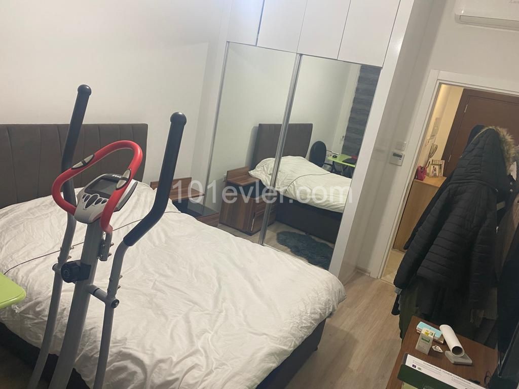 MAĞUSA MERKEZDE ORTAK HAVUZLU SATILIK EŞYALI 1+1 DAİRE