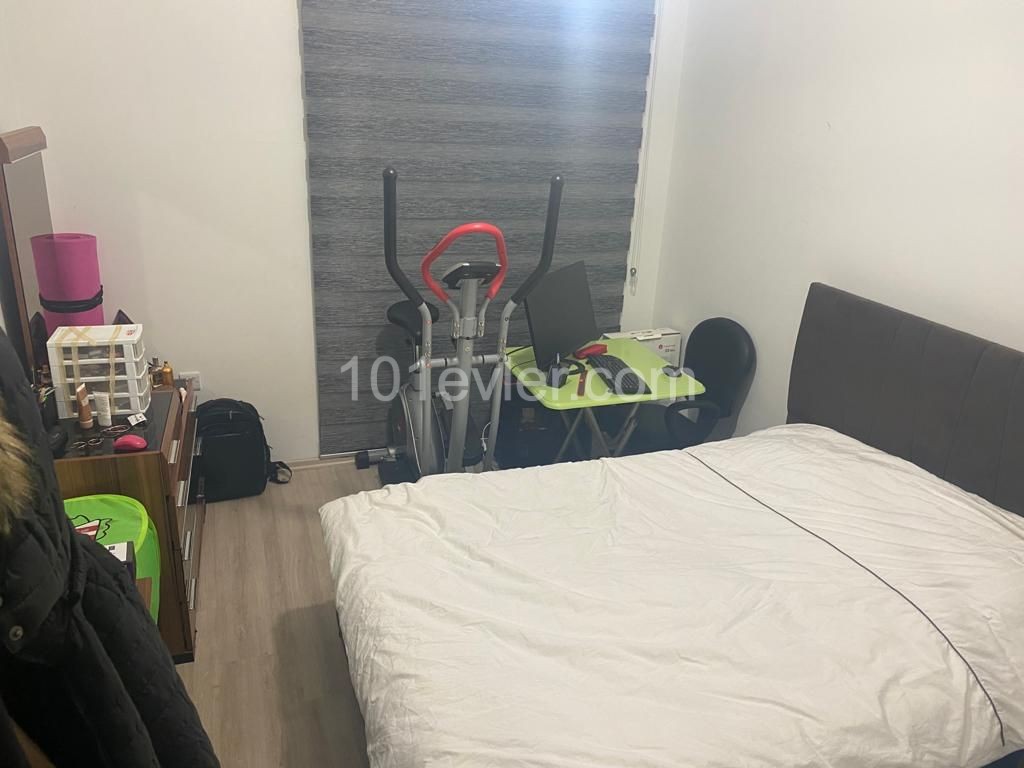 MAĞUSA MERKEZDE ORTAK HAVUZLU SATILIK EŞYALI 1+1 DAİRE