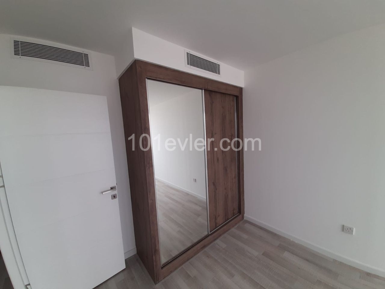 1+1 RESIDENZ WOHNUNG IN DER NÄHE VON EMU UND LEMAR IM ZENTRUM VON FAMAGUSTA ** 