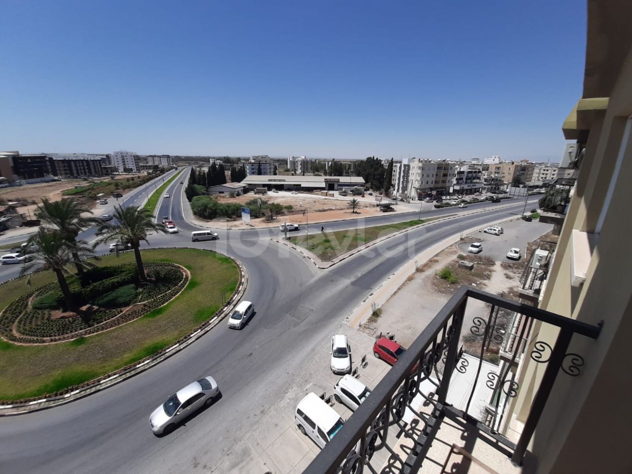 3+1 WOHNUNG ZUM VERKAUF MIT EINEM KOMMERZIELLEN TITEL GEGENÜBER DER CITY MALL AUF DER AUTOBAHN IM ZENTRUM VON FAMAGUSTA ** 