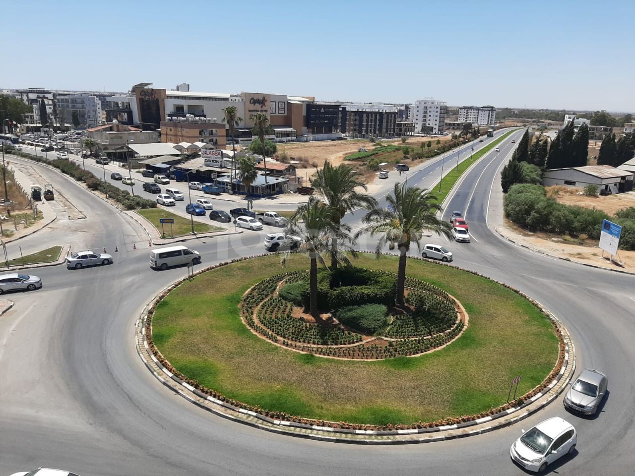 3+1 WOHNUNG ZUM VERKAUF MIT EINEM KOMMERZIELLEN TITEL GEGENÜBER DER CITY MALL AUF DER AUTOBAHN IM ZENTRUM VON FAMAGUSTA ** 