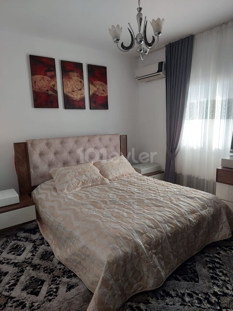 MAĞUSA YENİBOĞAZİÇİNDE ASANSÖRLÜ BİNADA EŞYALI SATILIK 3+1 DAİRE