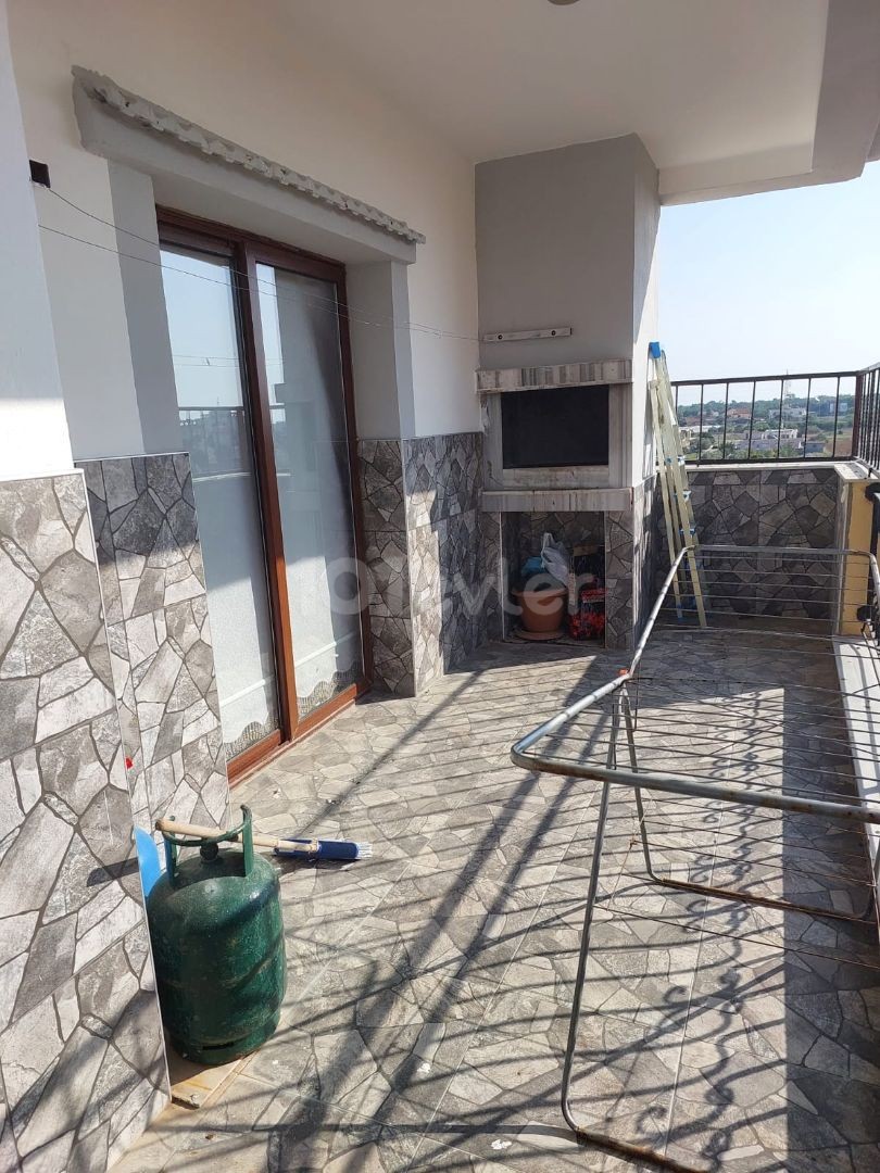 MAĞUSA YENİBOĞAZİÇİNDE ASANSÖRLÜ BİNADA EŞYALI SATILIK 3+1 DAİRE