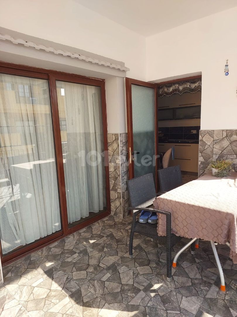 MAĞUSA YENİBOĞAZİÇİNDE ASANSÖRLÜ BİNADA EŞYALI SATILIK 3+1 DAİRE