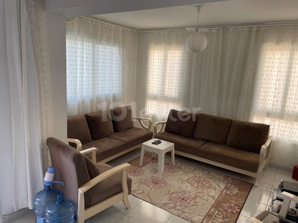 2+1 WOHNUNG ZUM VERKAUF MIT MEERBLICK AUF DER STRASSE DIREKT NEBEN DEN CAFÉS IN FAMAGUSTA