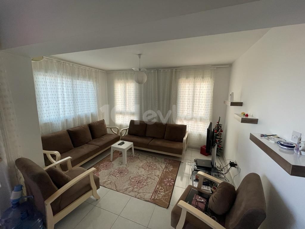 MAĞUSA DAÜNÜN HEMEN YANINDA CADDE ÜSTÜ DENİZ MANZARALI SATILIK 2+1 DAİRE