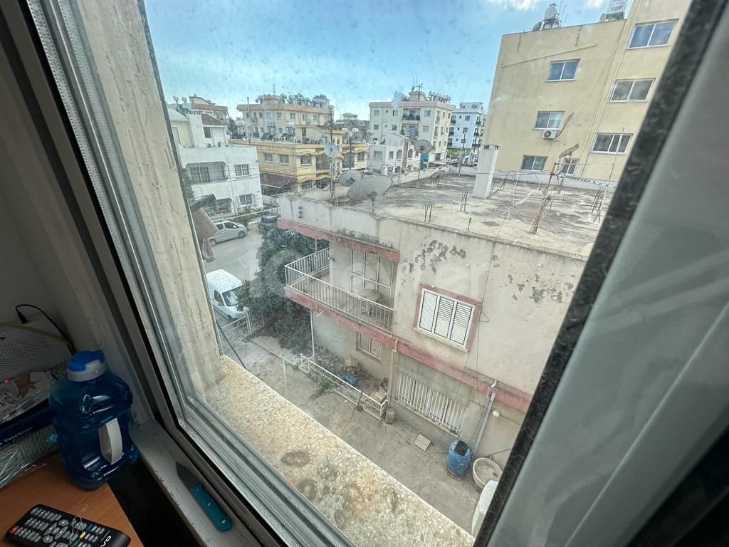 MAĞUSA MERKEZDE SALAMİS CADDESİNE 1 DAKİKA YÜRÜYÜŞ MESAFESİNDE YATIRIMLIK FIRSAT 1+1 DAİRE