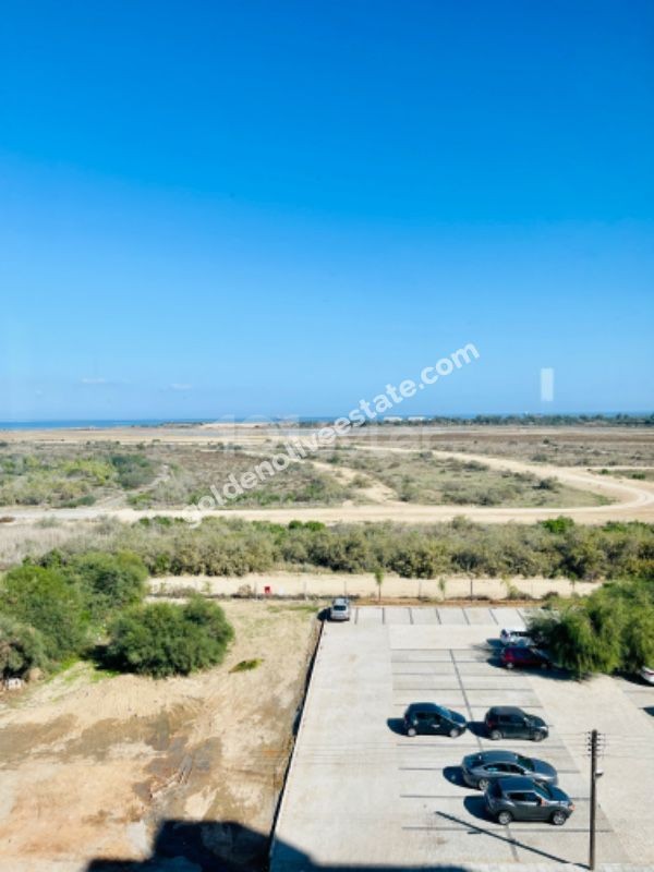 MÖBLIERTE VERMIETETE 2+1 WOHNUNG MIT MEERBLICK 1 MINUTE FUSSWEG ZUM MEERBLICK IN DER STRASSE IN FAMAGUSTA