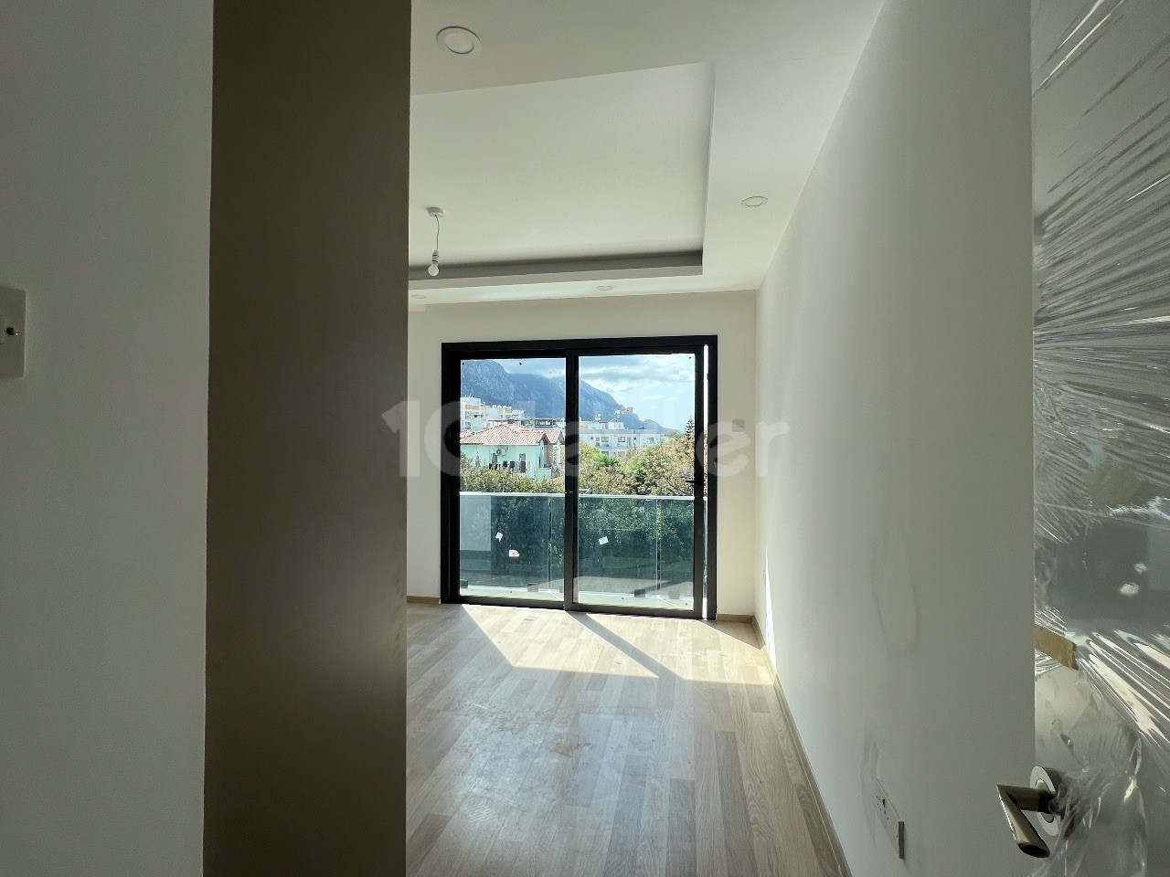 3+1 unmöblierte Zero-Wohnung mit Berg- und Meerblick zu verkaufen in Alsancak, Kyrenia