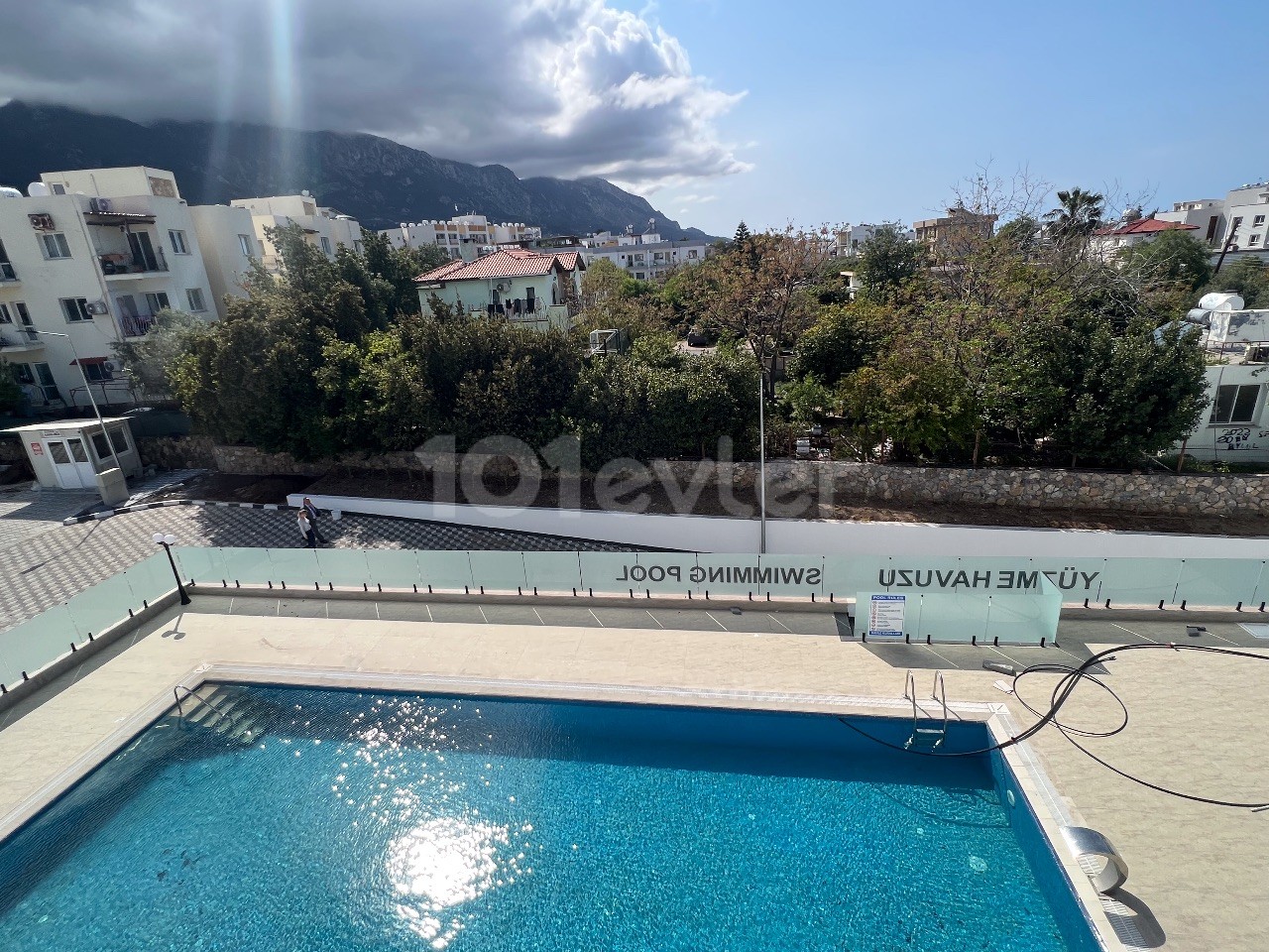 3+1 Меблированная нулевая квартира с видом на горы и море на продажу в Алсанкаке, Кирения