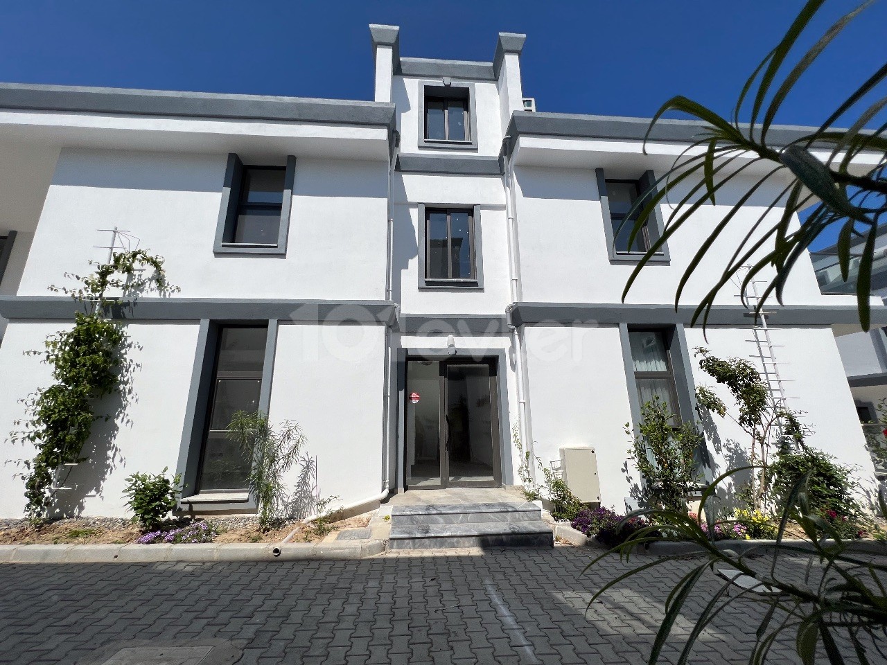 Girne Merkez’de Site İçi 3+1 Dağ ve Deniz Manzaralı Satılık Yeni Villa