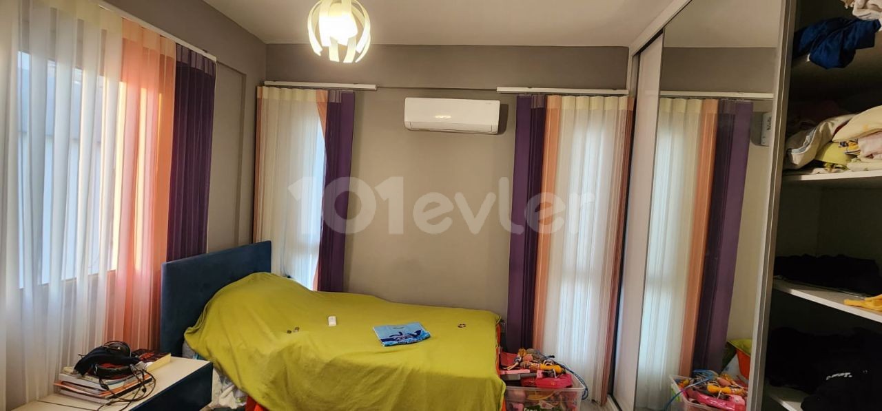 IN DER NÄHE VON CAMELOT BEACH IN ALSANCAK, KOMPLETT MÖBLIERTE WOHNUNG ZU VERKAUFEN 185000 STG