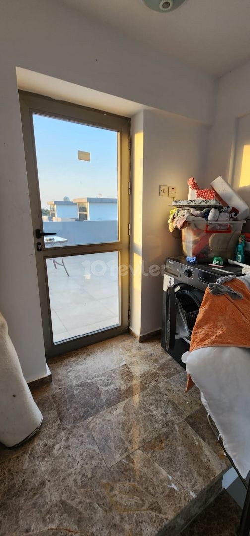 IN DER NÄHE VON CAMELOT BEACH IN ALSANCAK, KOMPLETT MÖBLIERTE WOHNUNG ZU VERKAUFEN 185000 STG